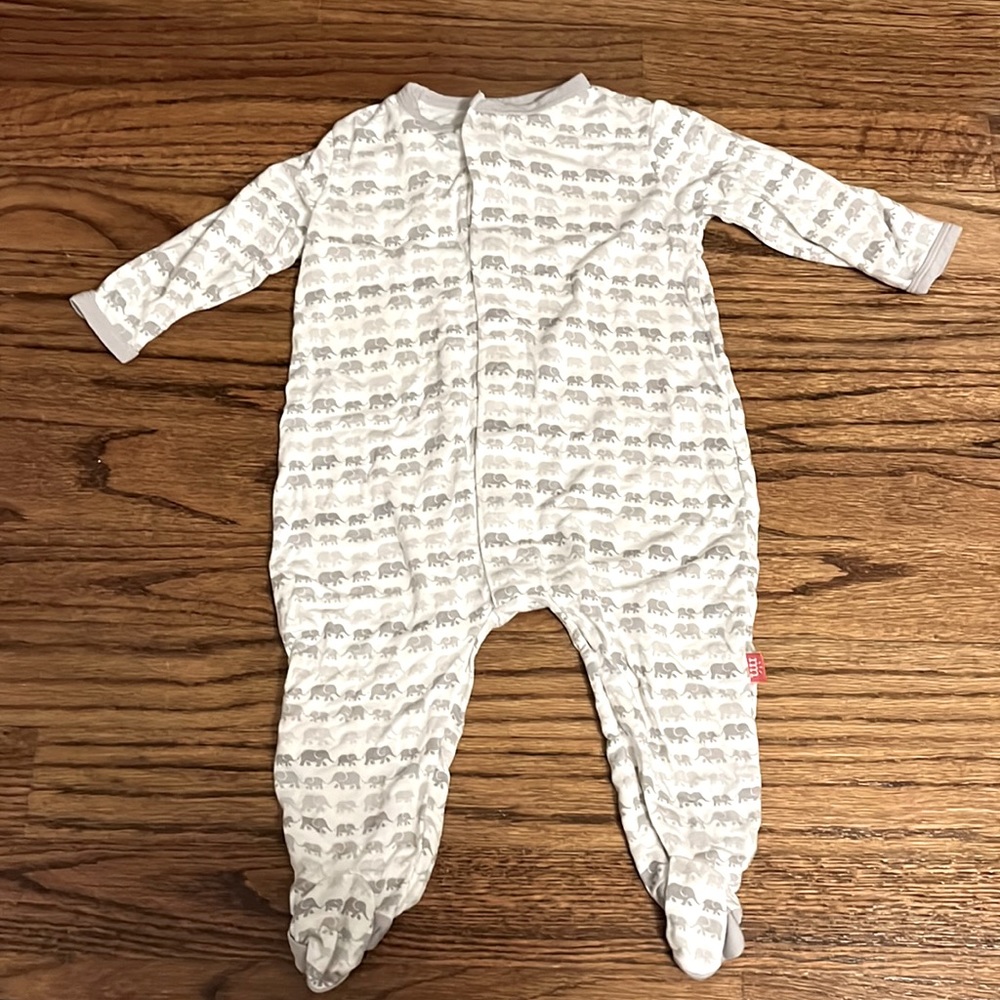 Magnetic me onesie 3-6 mo